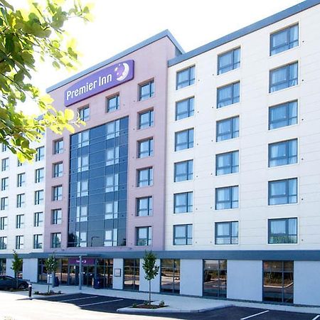 Premier Inn London Gatwick Airport - Manor Royal クローリー エクステリア 写真