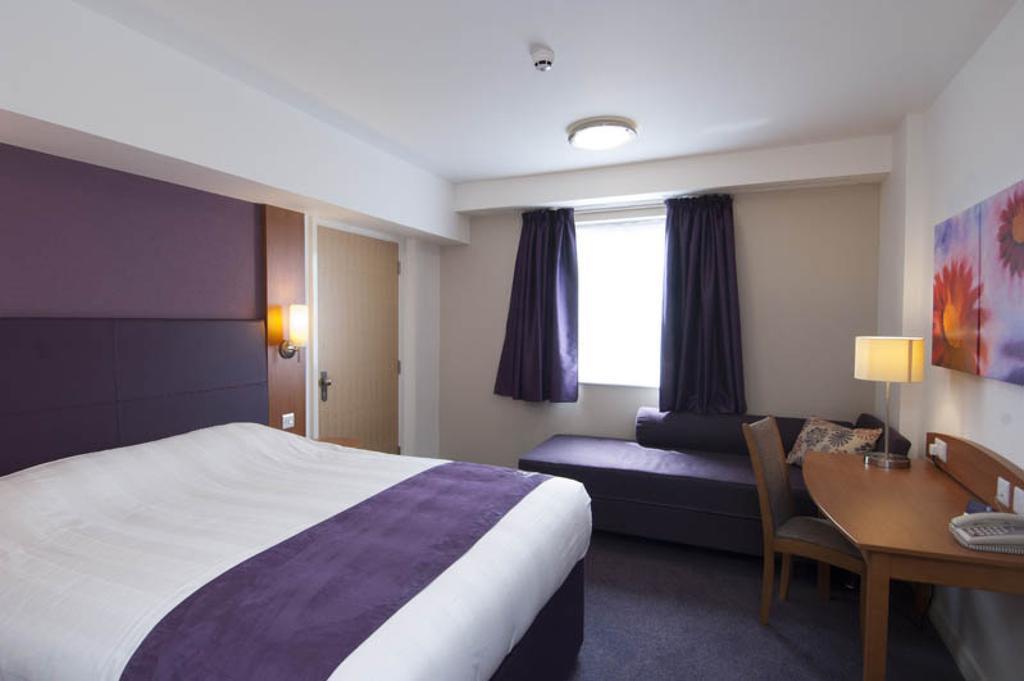 Premier Inn London Gatwick Airport - Manor Royal クローリー エクステリア 写真
