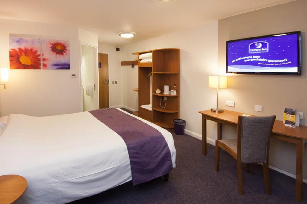 Premier Inn London Gatwick Airport - Manor Royal クローリー エクステリア 写真