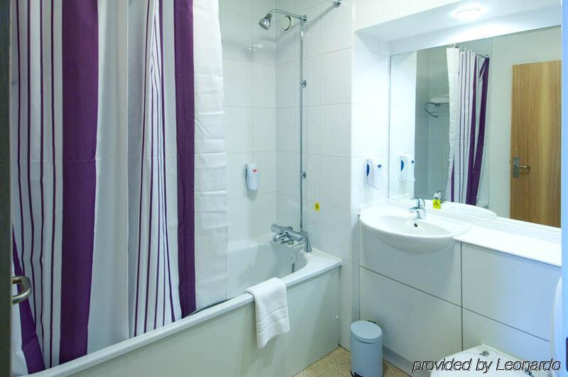 Premier Inn London Gatwick Airport - Manor Royal クローリー エクステリア 写真