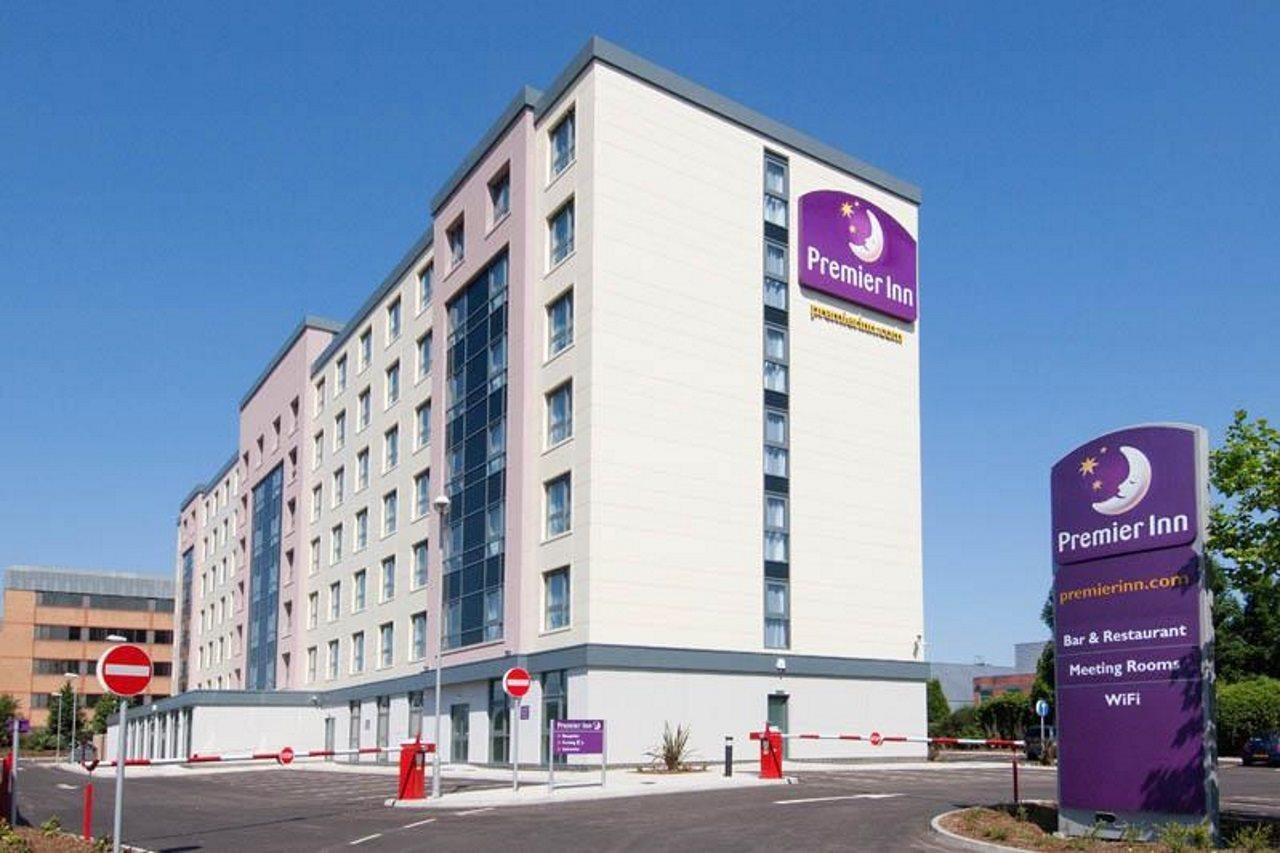 Premier Inn London Gatwick Airport - Manor Royal クローリー エクステリア 写真