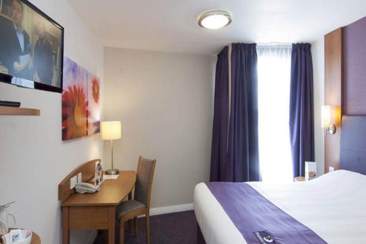 Premier Inn London Gatwick Airport - Manor Royal クローリー エクステリア 写真