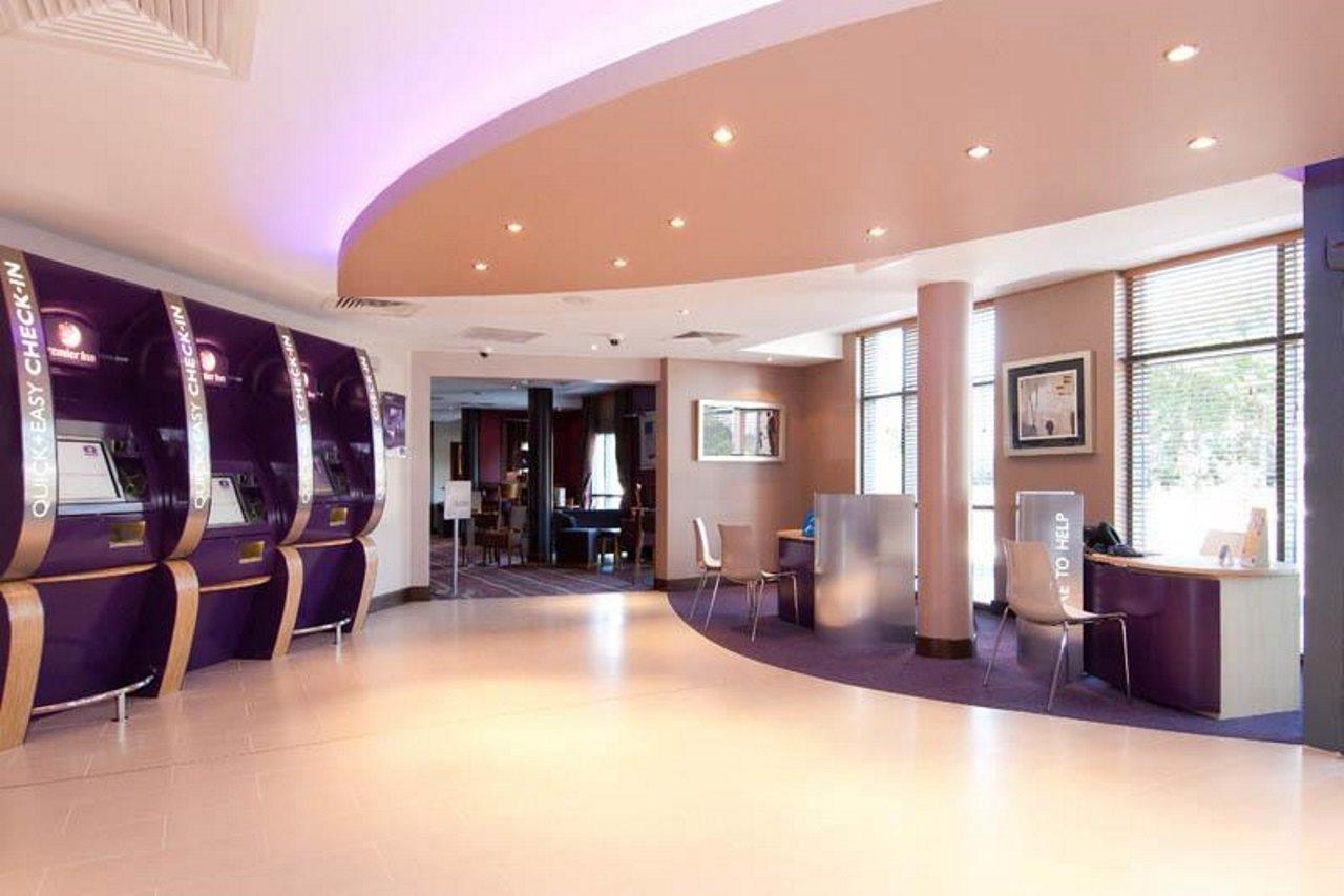 Premier Inn London Gatwick Airport - Manor Royal クローリー エクステリア 写真