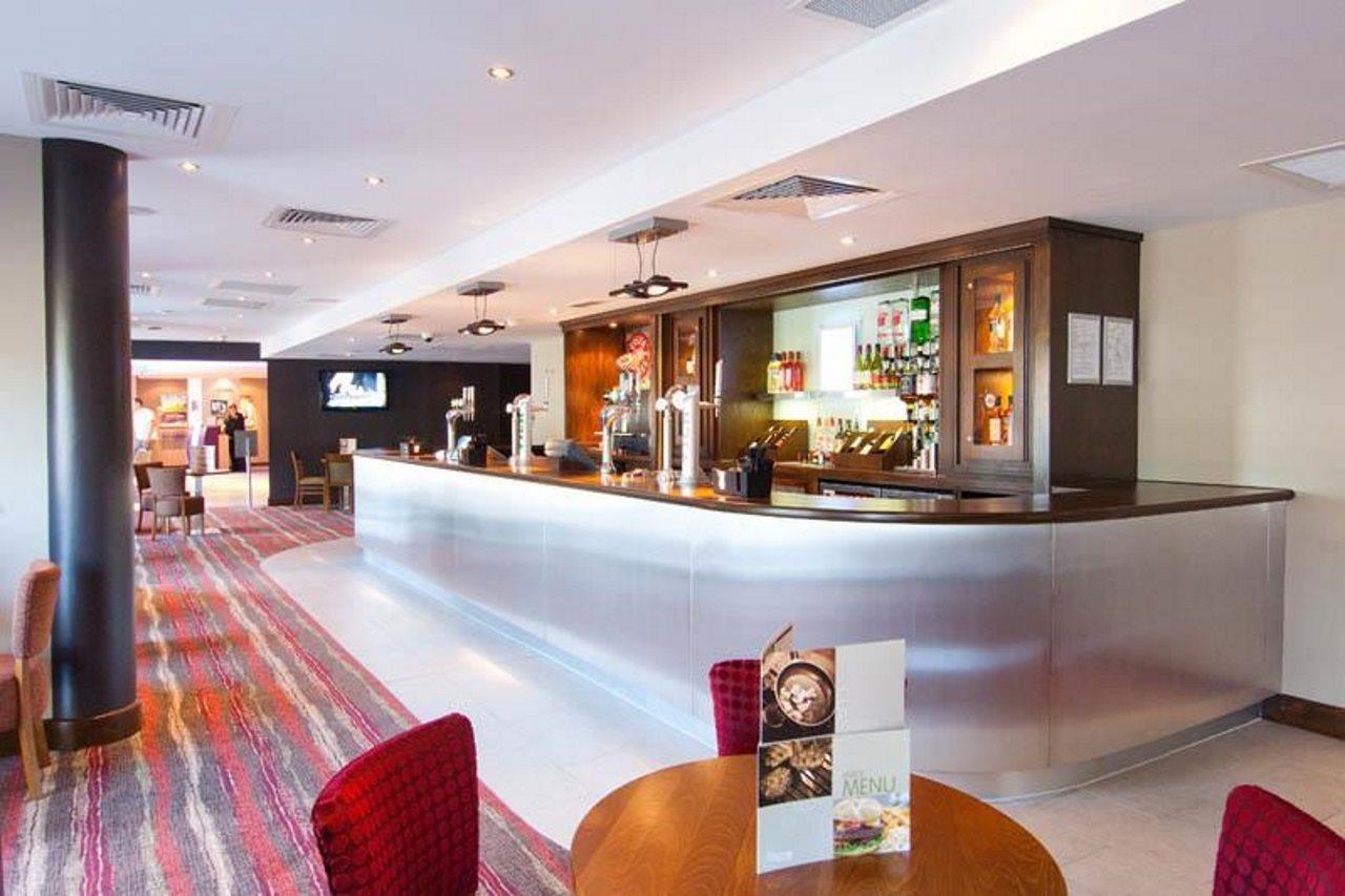 Premier Inn London Gatwick Airport - Manor Royal クローリー エクステリア 写真