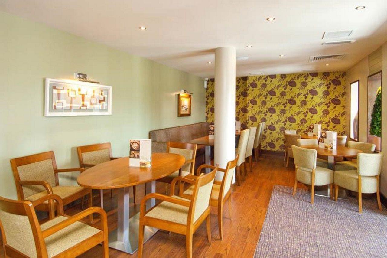 Premier Inn London Gatwick Airport - Manor Royal クローリー エクステリア 写真