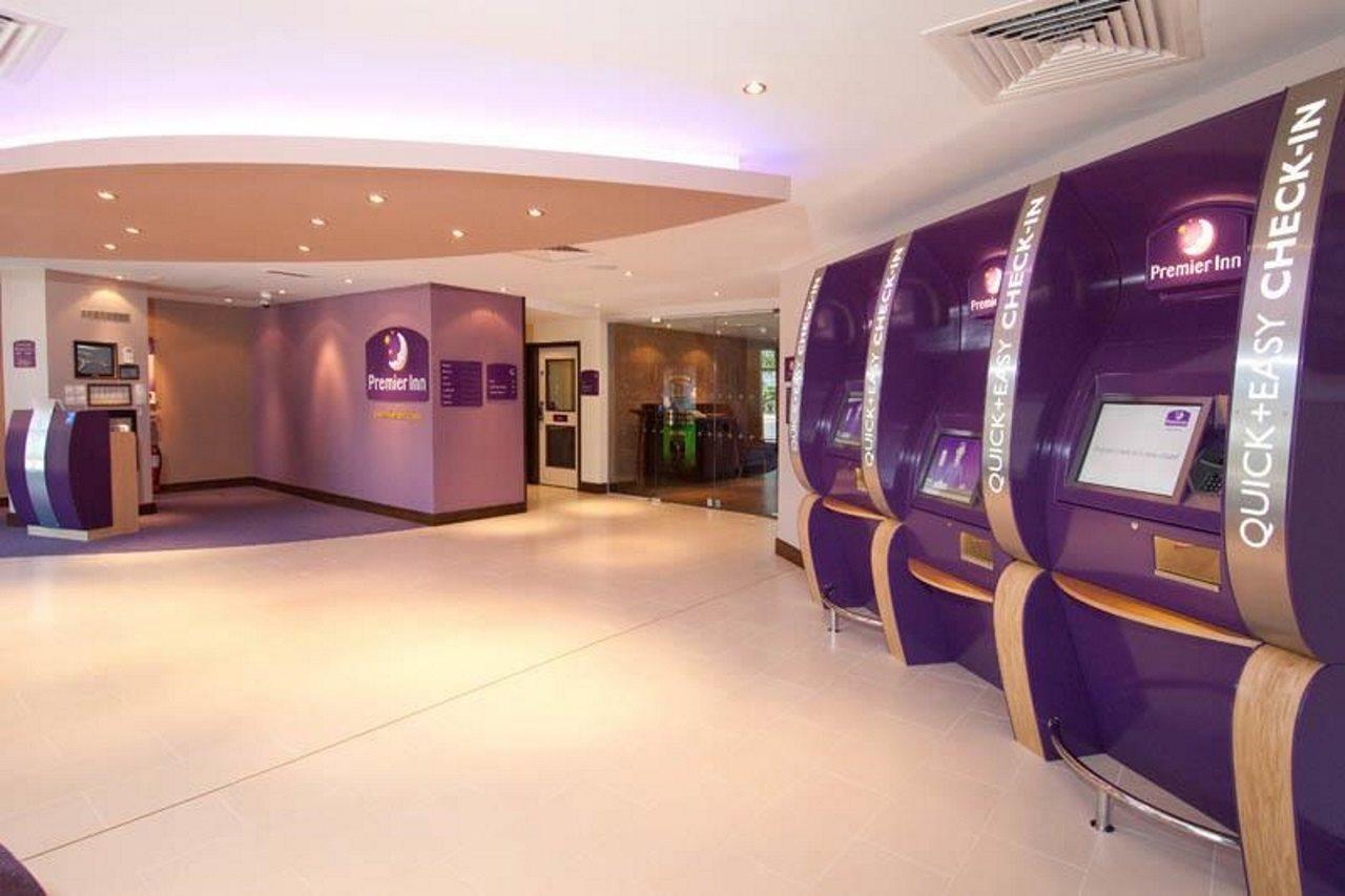 Premier Inn London Gatwick Airport - Manor Royal クローリー エクステリア 写真