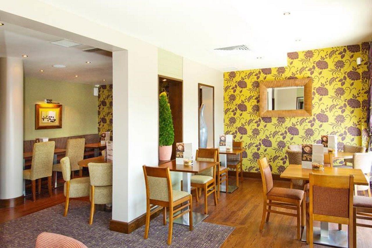 Premier Inn London Gatwick Airport - Manor Royal クローリー エクステリア 写真