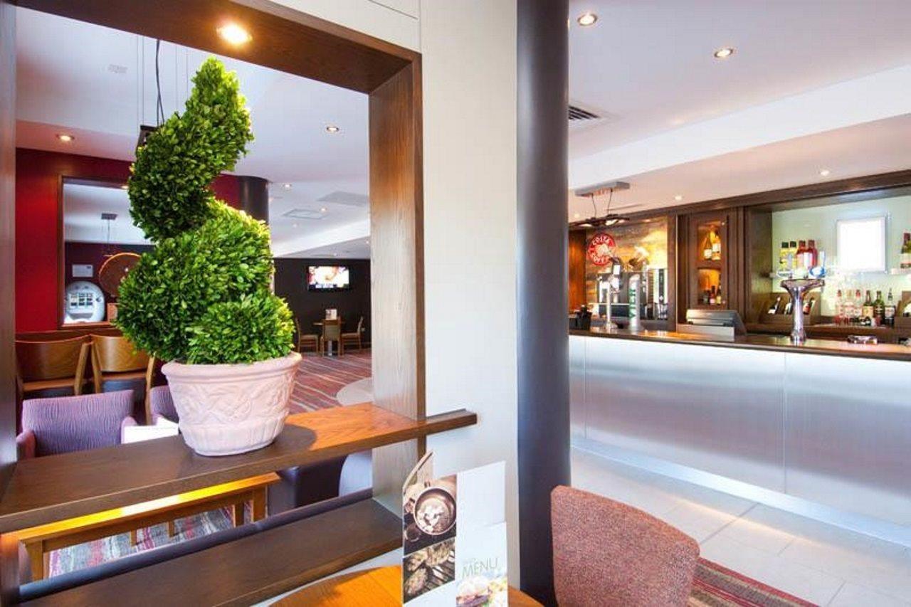 Premier Inn London Gatwick Airport - Manor Royal クローリー エクステリア 写真