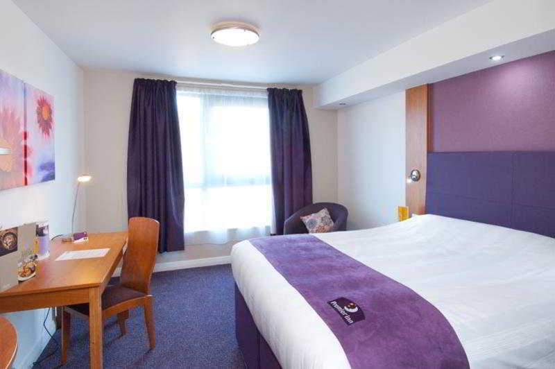 Premier Inn London Gatwick Airport - Manor Royal クローリー エクステリア 写真