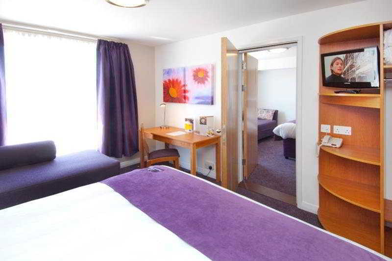 Premier Inn London Gatwick Airport - Manor Royal クローリー エクステリア 写真