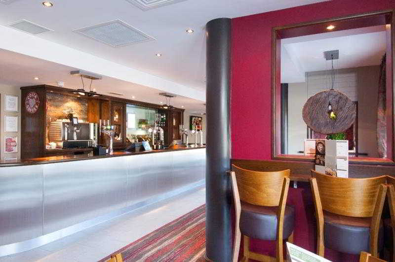 Premier Inn London Gatwick Airport - Manor Royal クローリー エクステリア 写真